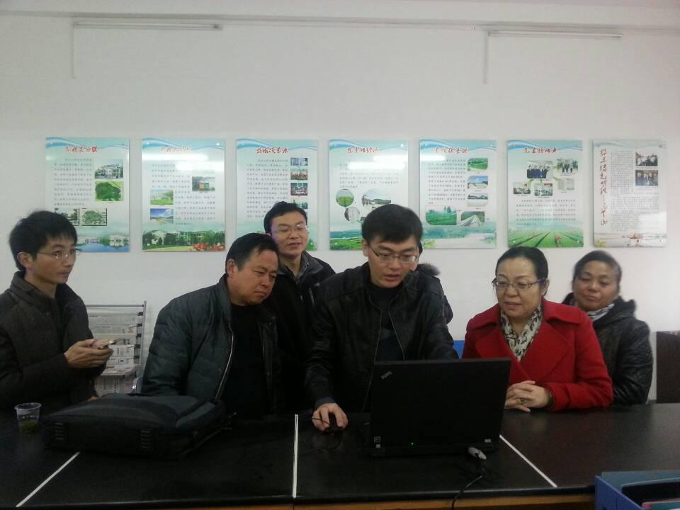 UG环球360官方网站为理论热点“面对面”对点帮扶单位英山县乌云山赠送电脑