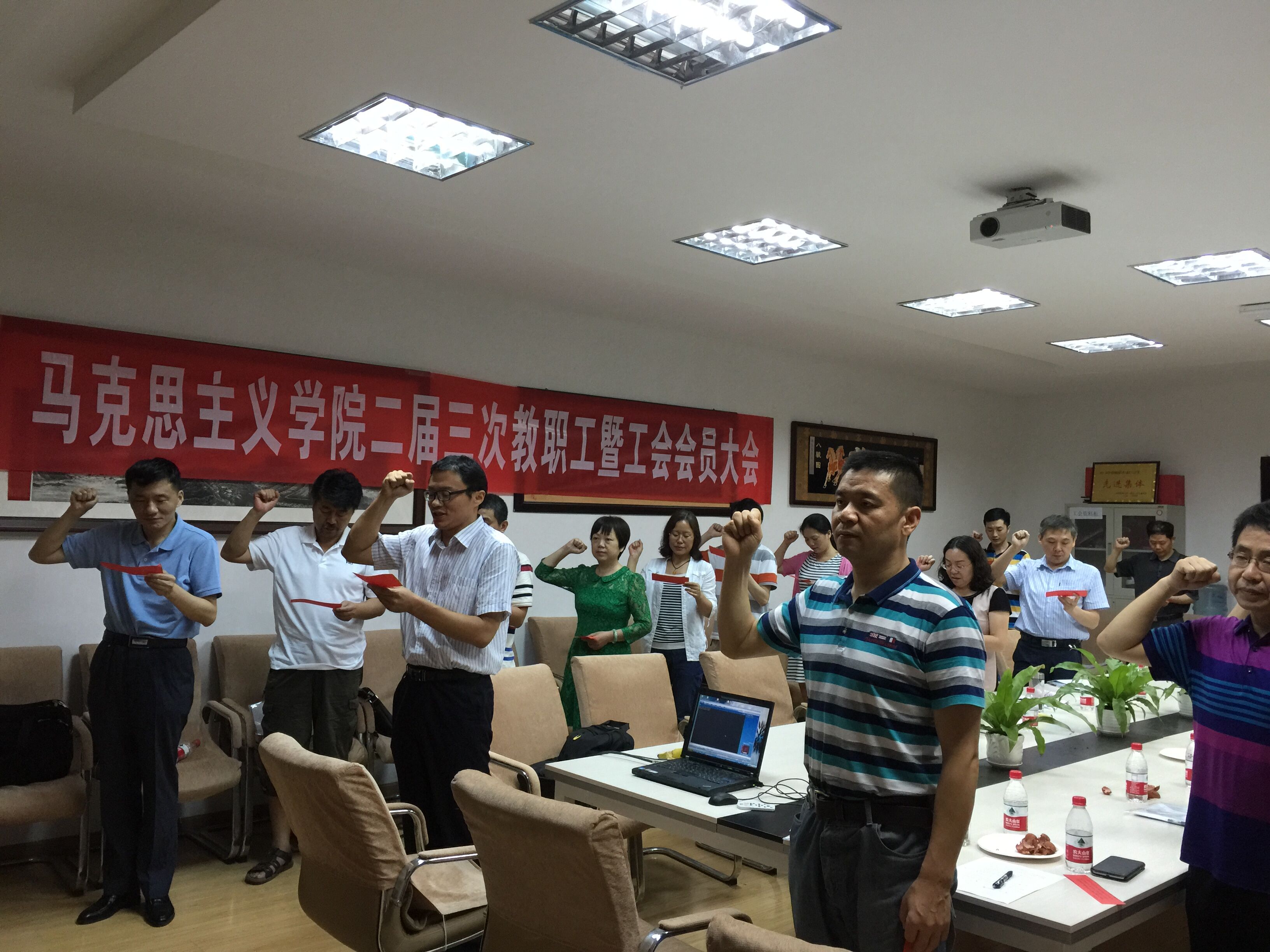 【两学一做】UG环球360官方网站全体教职工党员重温入党誓词 【两学一做】UG环球360官方网站全体教职工党员重温入党誓词